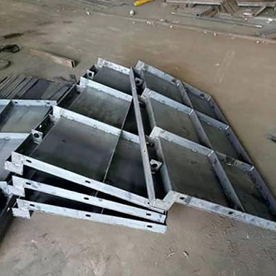 凯亚 混凝土防撞墙钢模具 使用周期长 现浇防撞墙模具